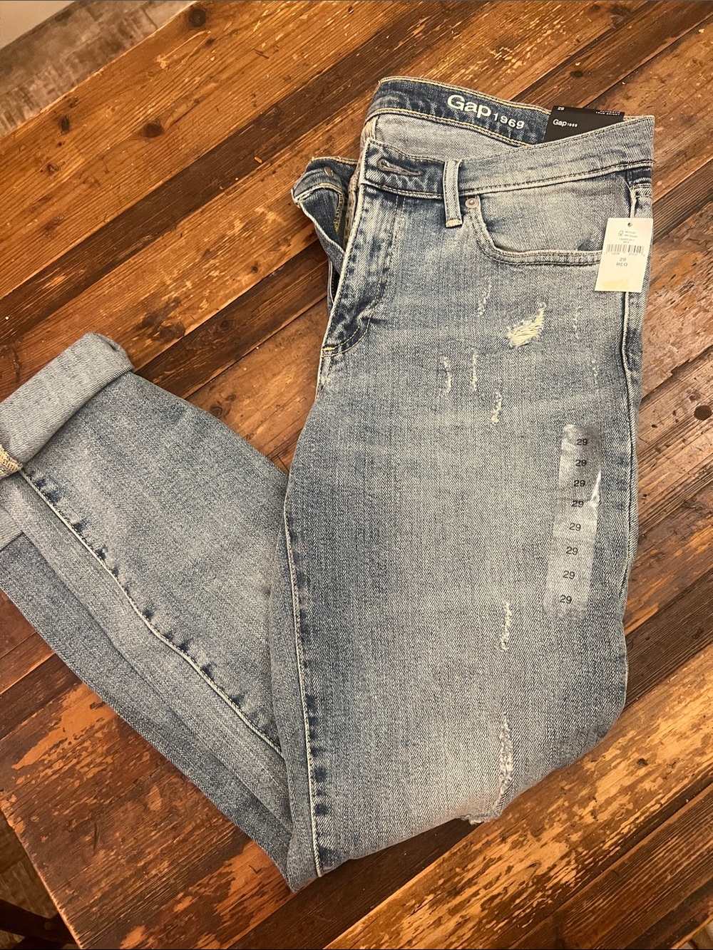 GAP Distressed jeans size 29
NWT Authentic True Skinny
Mid Rise stretch